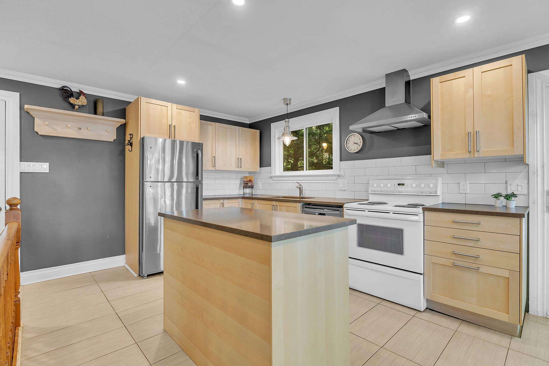 









24


Ch. du Lac-Barnes

,
Val-des-Monts,




QC
J8N6E4

