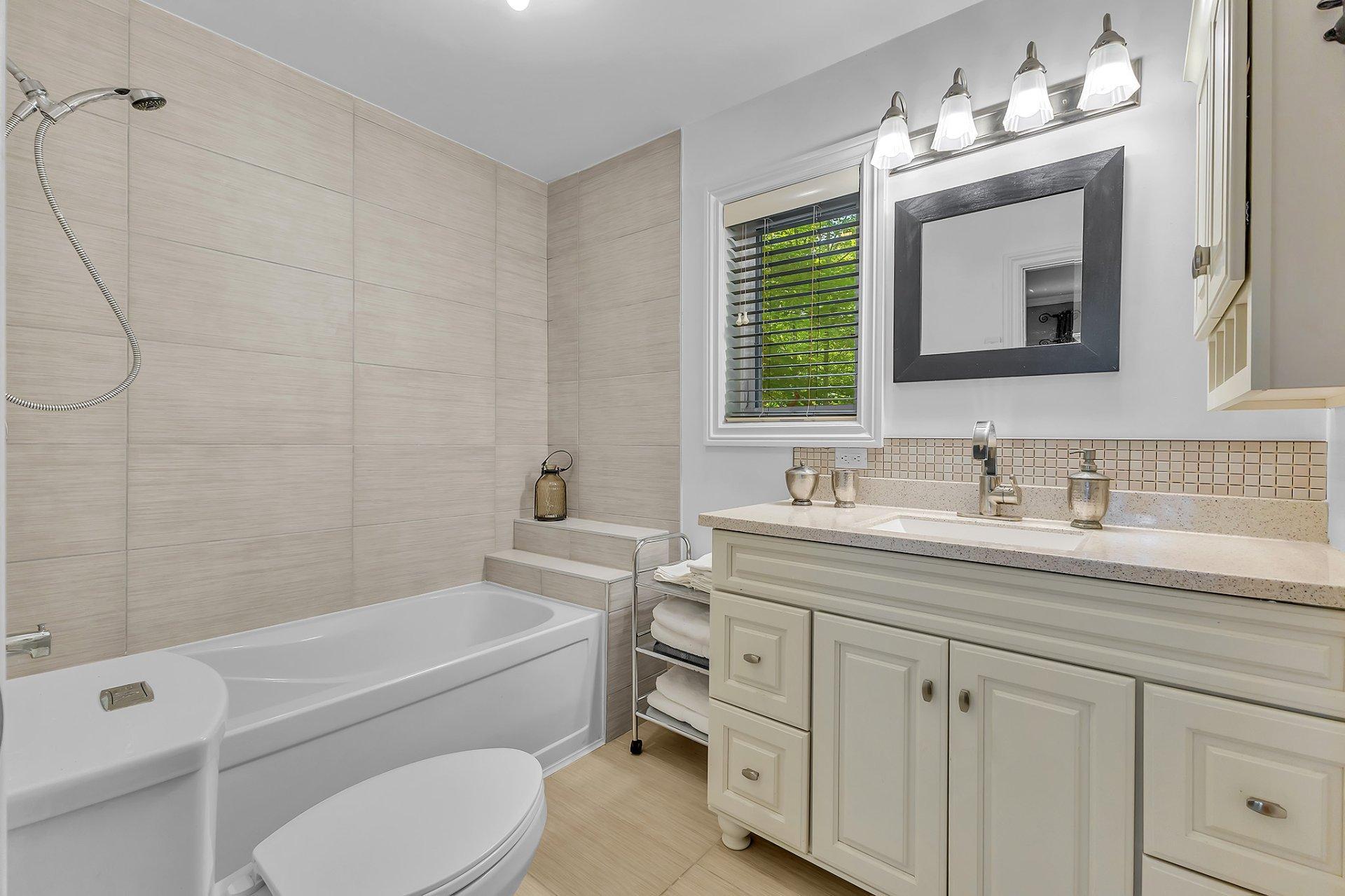 









24


Ch. du Lac-Barnes

,
Val-des-Monts,




QC
J8N6E4

