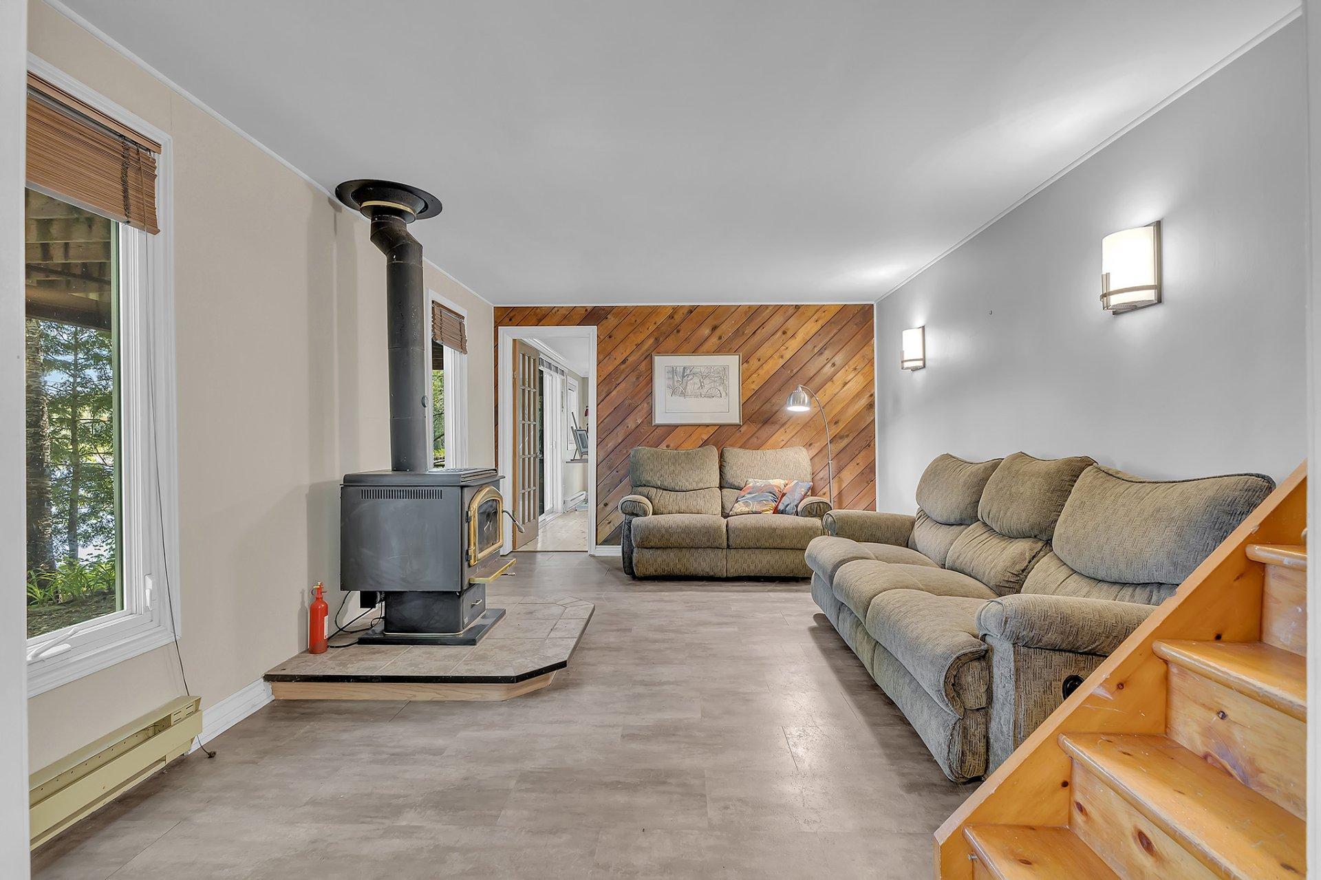 









24


Ch. du Lac-Barnes

,
Val-des-Monts,




QC
J8N6E4

