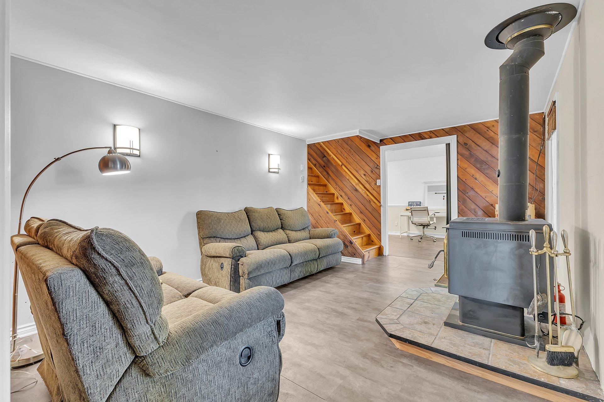 









24


Ch. du Lac-Barnes

,
Val-des-Monts,




QC
J8N6E4

