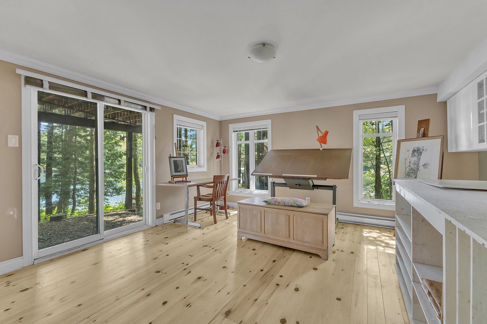 









24


Ch. du Lac-Barnes

,
Val-des-Monts,




QC
J8N6E4

