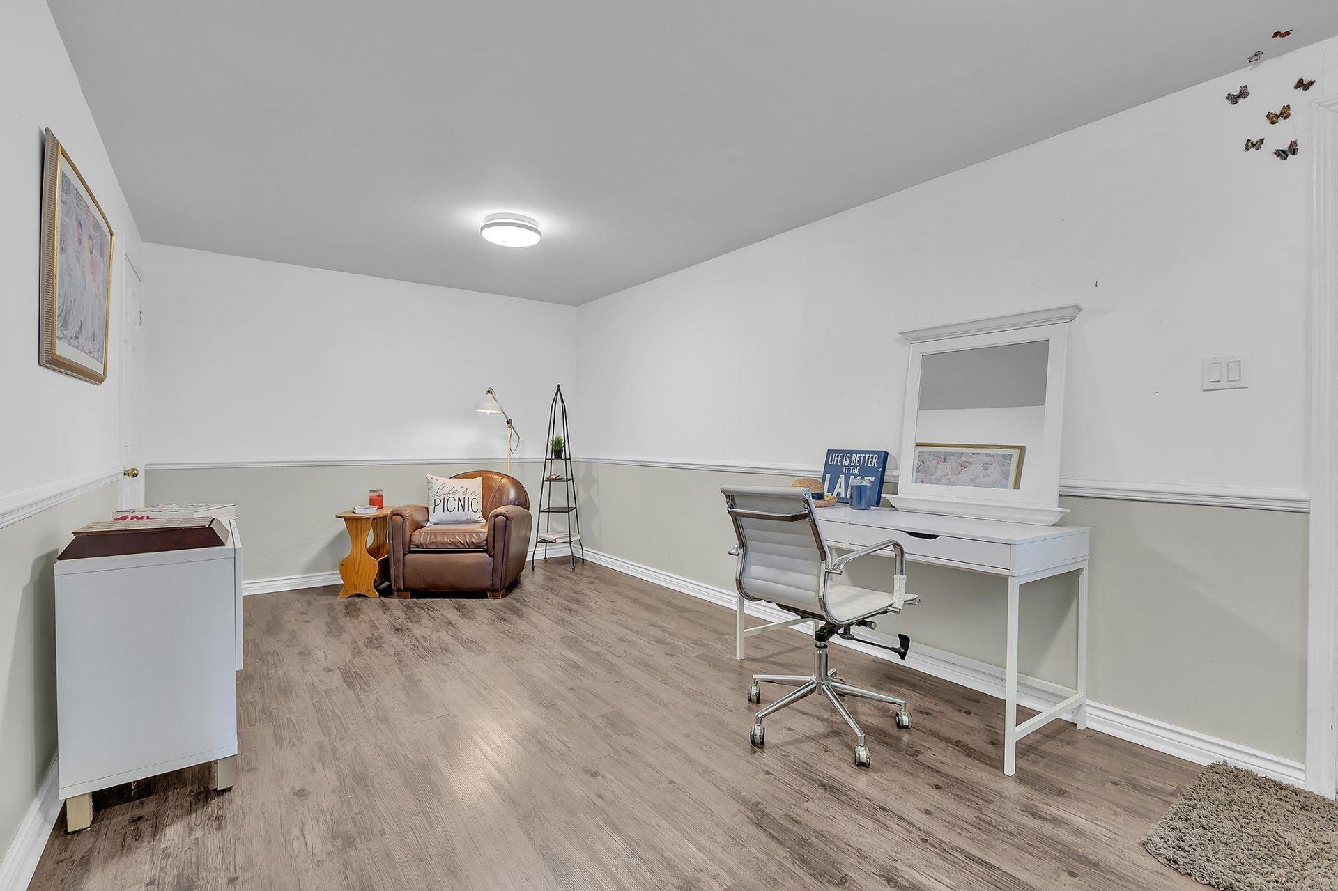 









24


Ch. du Lac-Barnes

,
Val-des-Monts,




QC
J8N6E4

