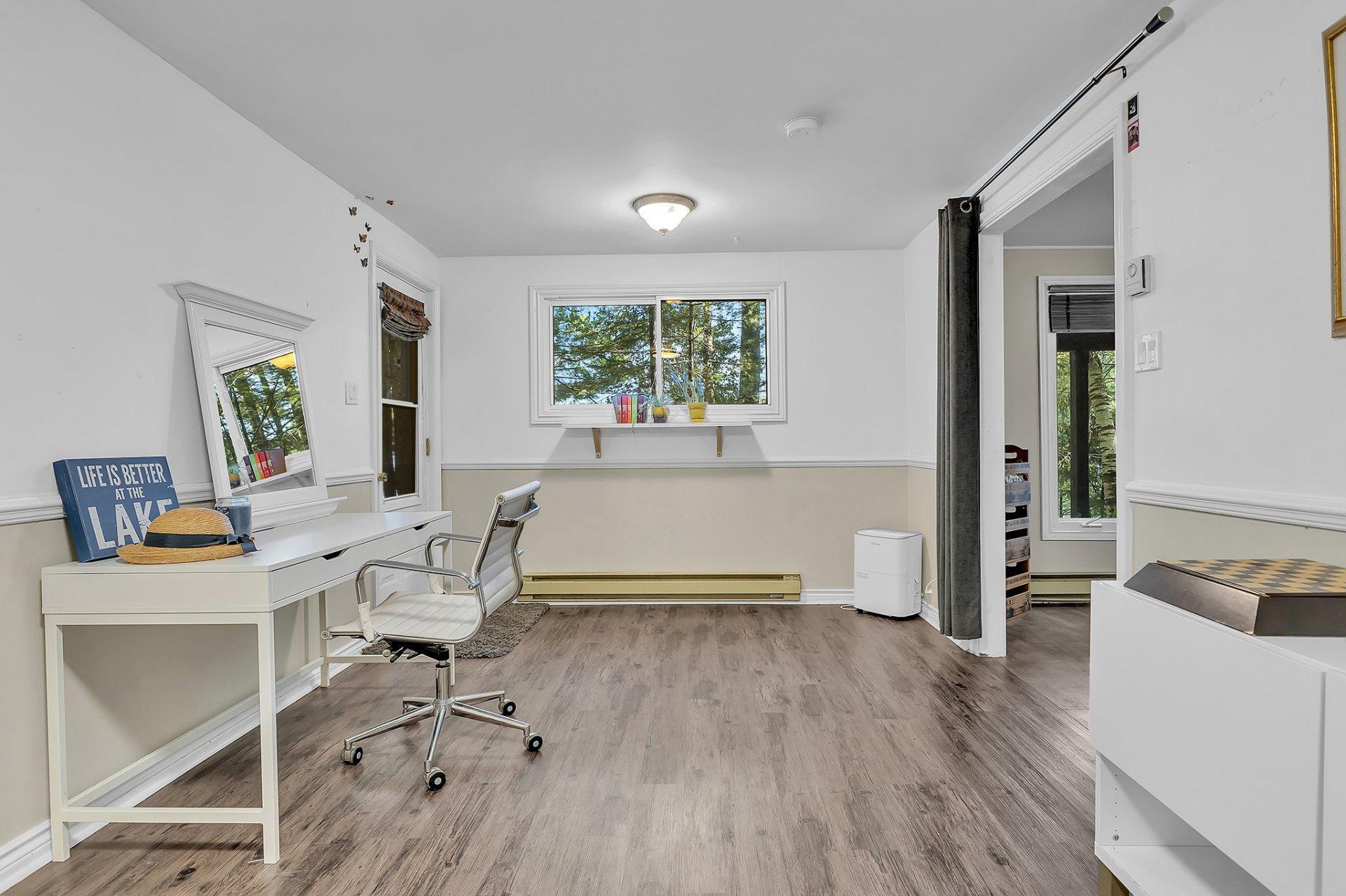 









24


Ch. du Lac-Barnes

,
Val-des-Monts,




QC
J8N6E4

