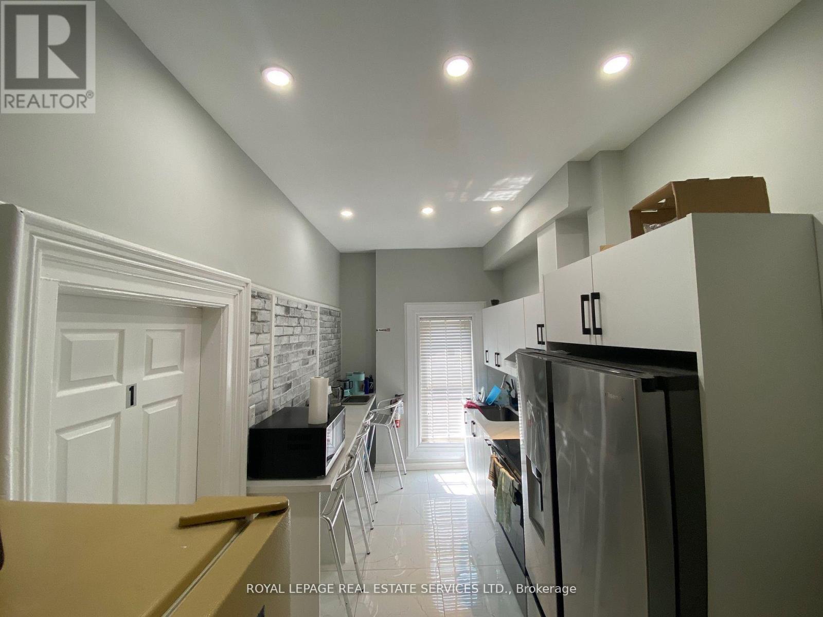 












201 - 206 CARLTON STREET

,
Toronto,




Ontario
M5A2L1

