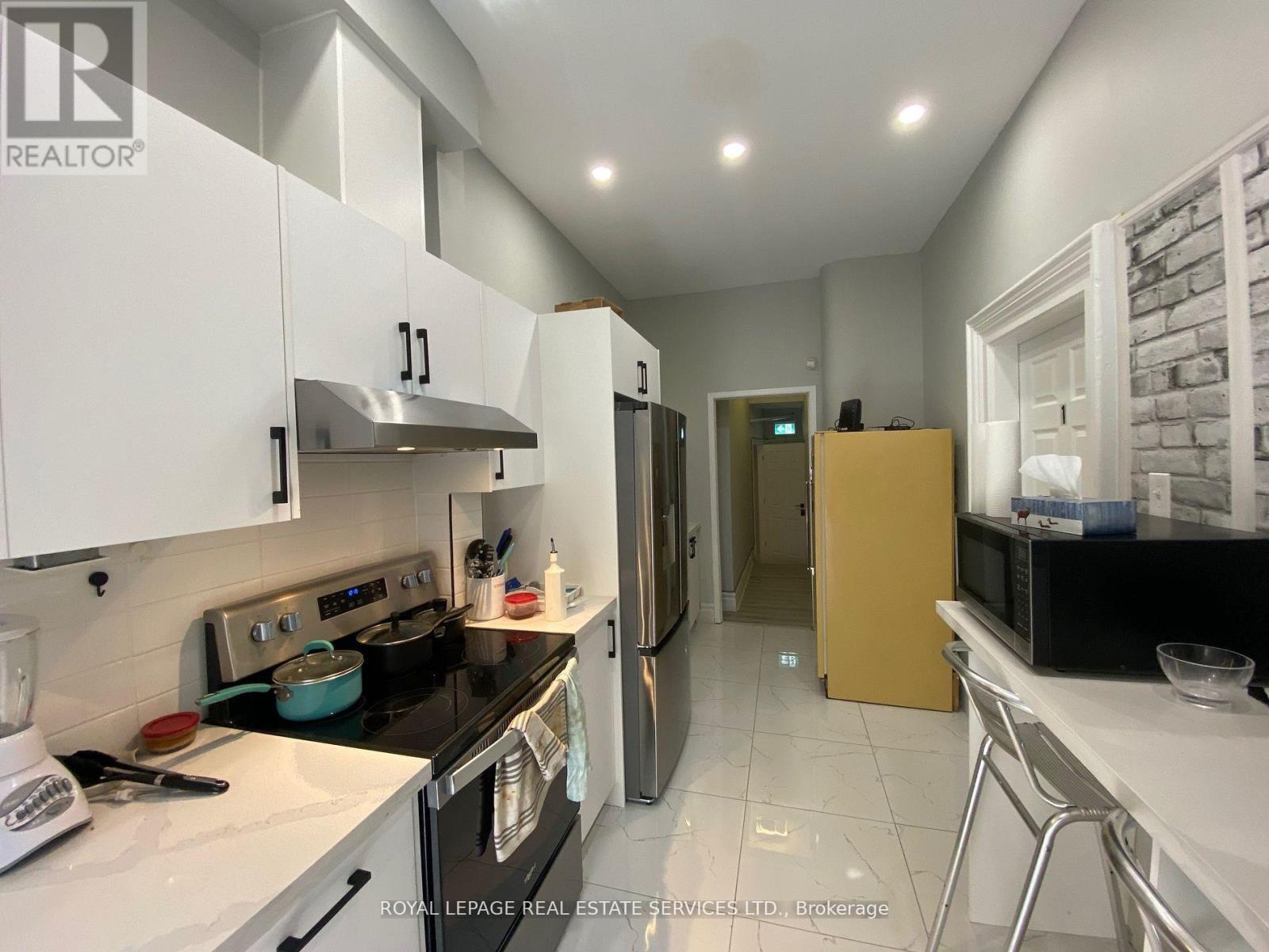 












201 - 206 CARLTON STREET

,
Toronto,




Ontario
M5A2L1

