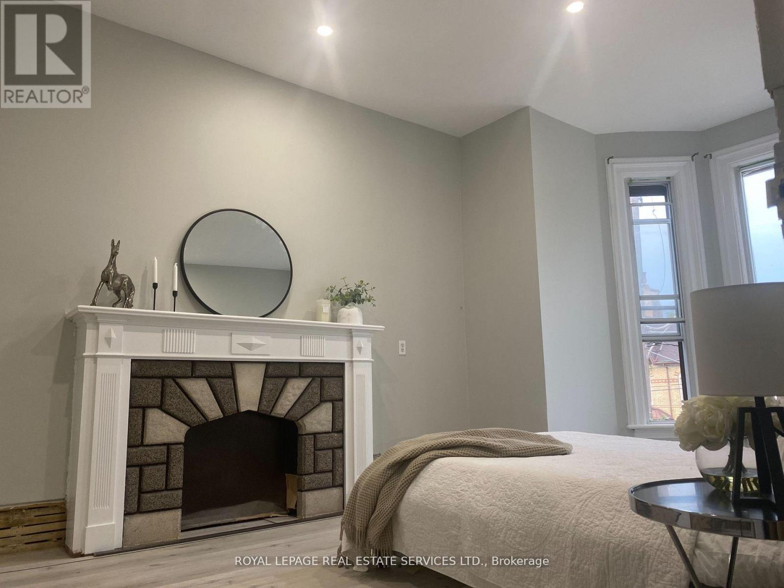 












201 - 206 CARLTON STREET

,
Toronto,




Ontario
M5A2L1

