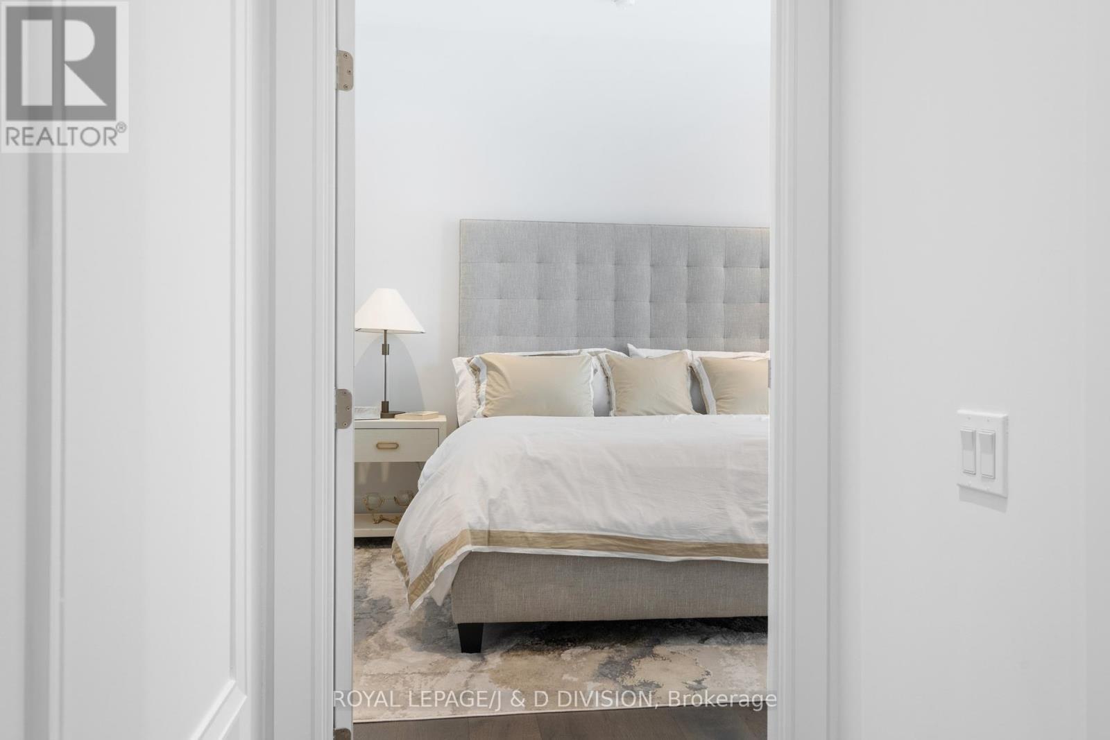 












PH 02 (5502) - 50 CHARLES STREET E

,
Toronto,




Ontario
M4Y0C3

