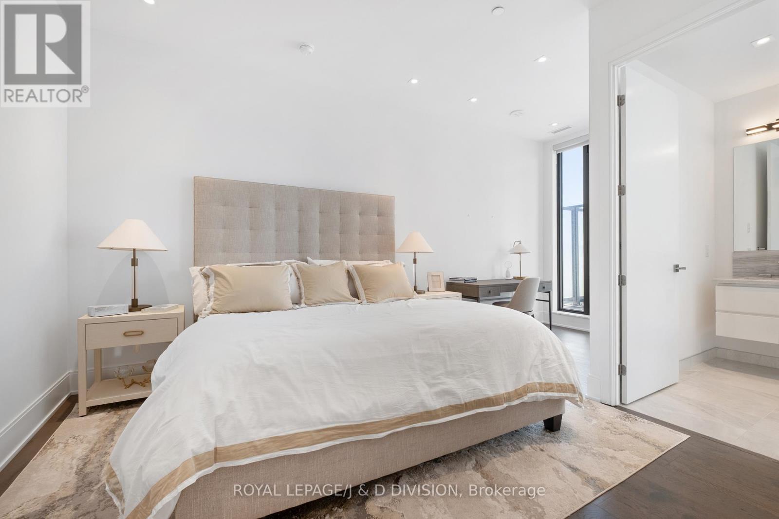 












PH 02 (5502) - 50 CHARLES STREET E

,
Toronto,




Ontario
M4Y0C3

