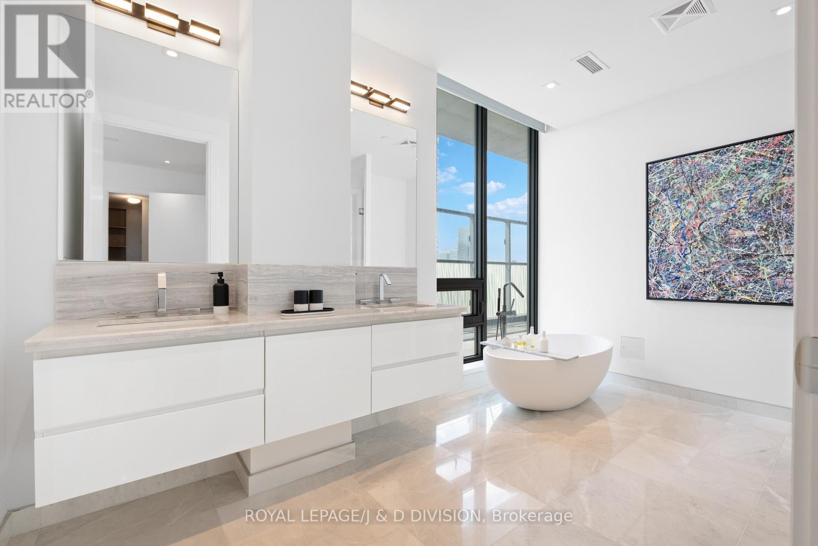 












PH 02 (5502) - 50 CHARLES STREET E

,
Toronto,




Ontario
M4Y0C3


