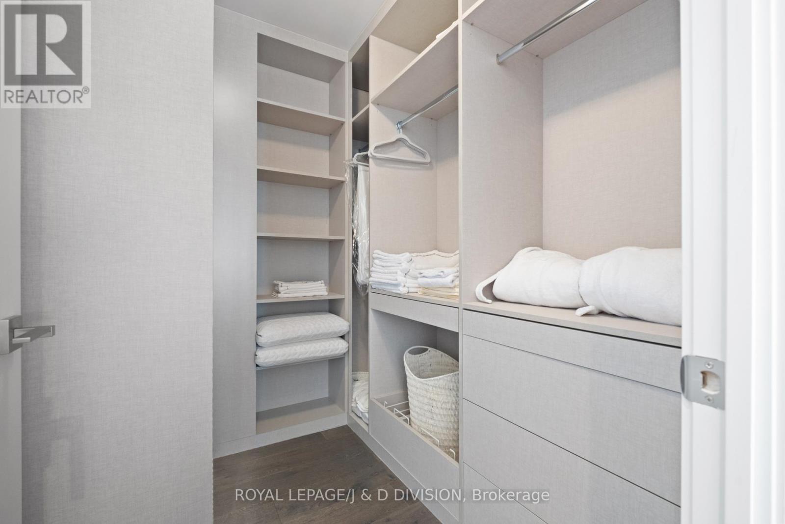 












PH 02 (5502) - 50 CHARLES STREET E

,
Toronto,




Ontario
M4Y0C3


