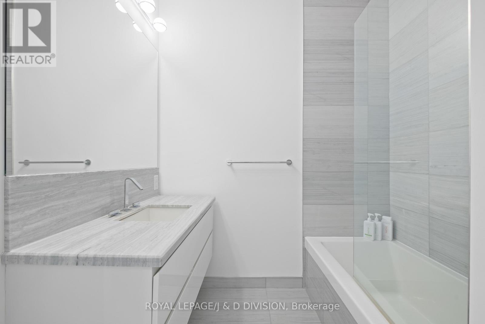 












PH 02 (5502) - 50 CHARLES STREET E

,
Toronto,




Ontario
M4Y0C3

