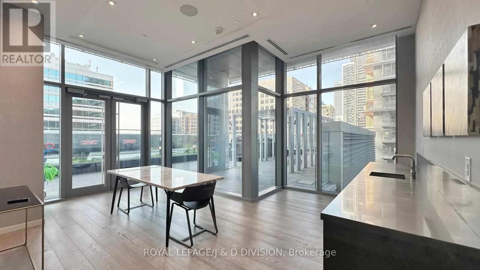 












PH 02 (5502) - 50 CHARLES STREET E

,
Toronto,




Ontario
M4Y0C3

