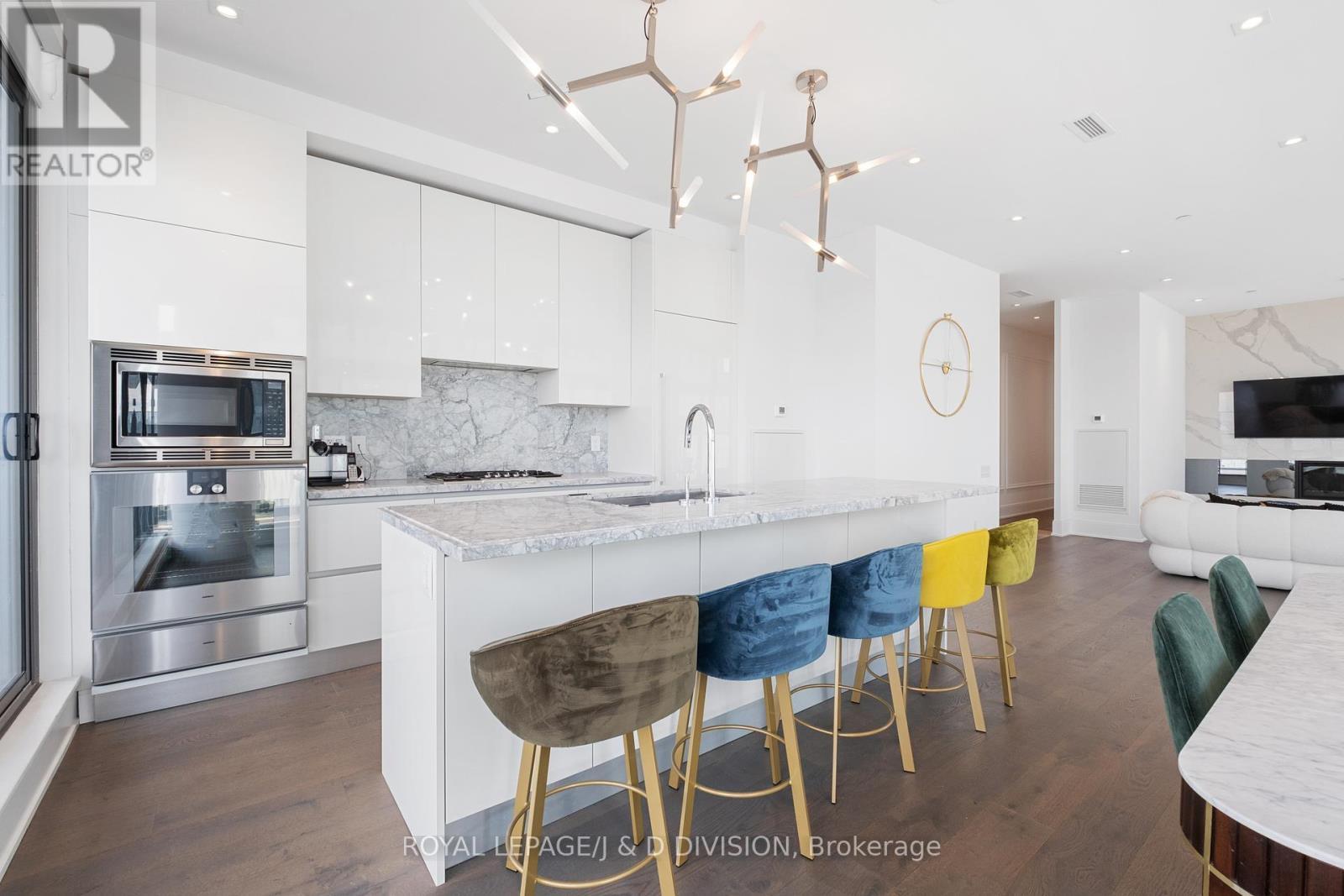












PH 02 (5502) - 50 CHARLES STREET E

,
Toronto,




Ontario
M4Y0C3

