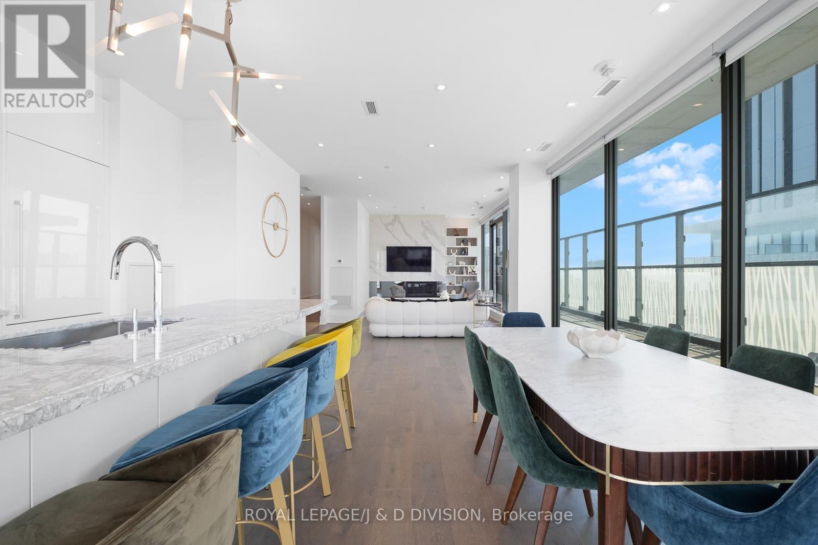 












PH 02 (5502) - 50 CHARLES STREET E

,
Toronto,




Ontario
M4Y0C3

