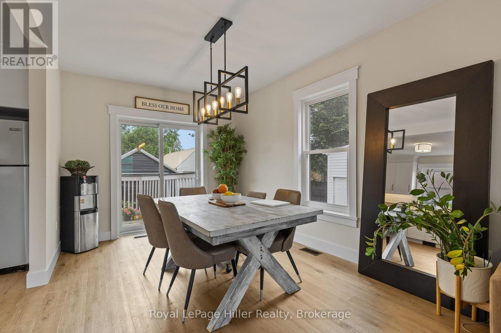 












65 GUELPH STREET

,
Stratford,




Ontario
N5A3W7

