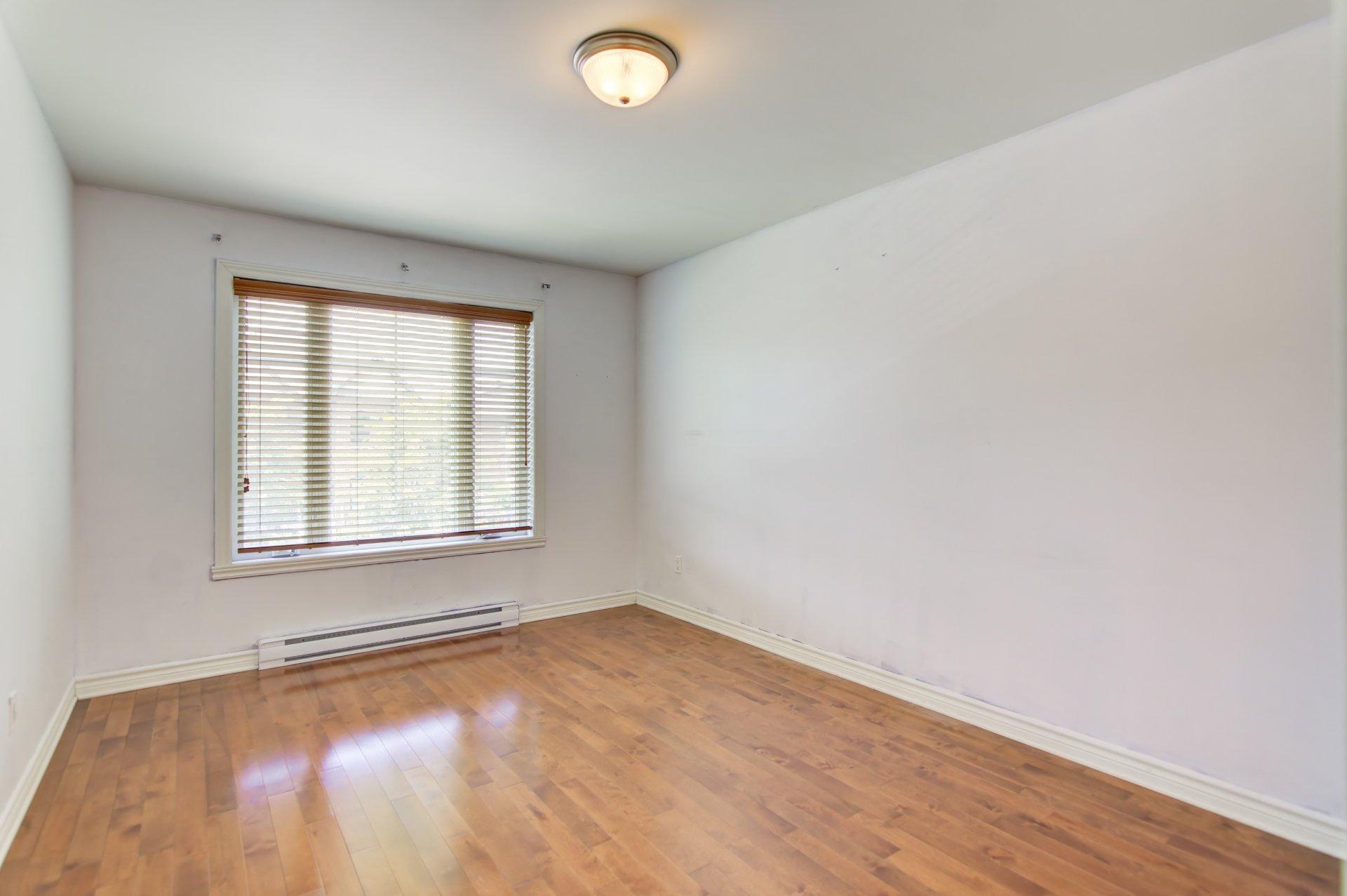 









8165


Rue Louisbourg

,
Brossard,




QC
J4Y0H6

