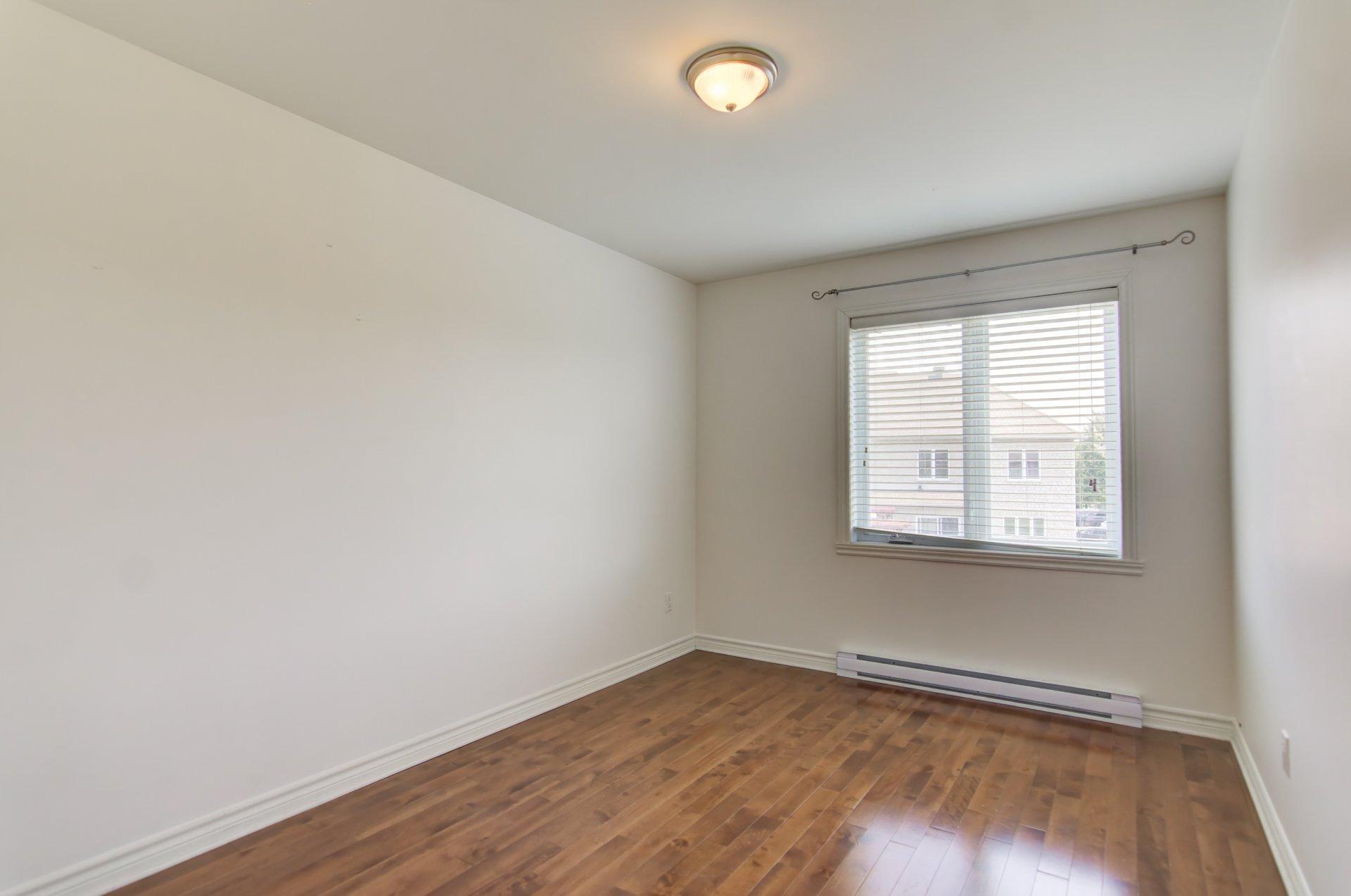 









8165


Rue Louisbourg

,
Brossard,




QC
J4Y0H6

