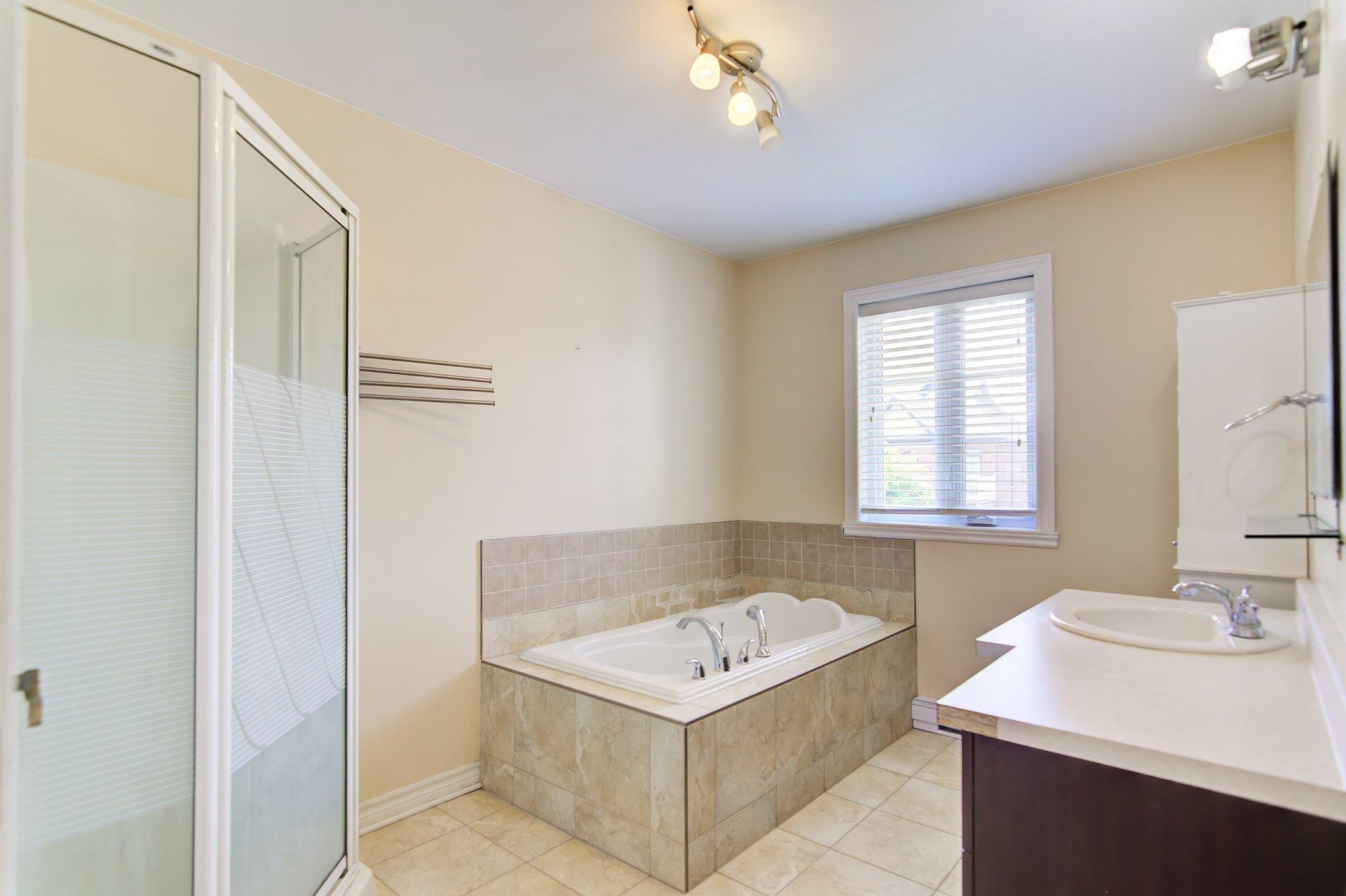 









8165


Rue Louisbourg

,
Brossard,




QC
J4Y0H6

