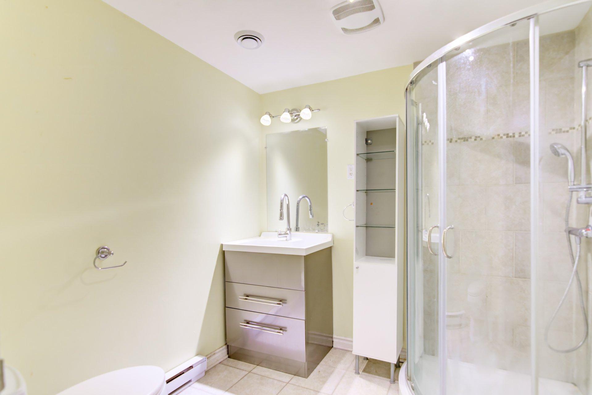 









8165


Rue Louisbourg

,
Brossard,




QC
J4Y0H6

