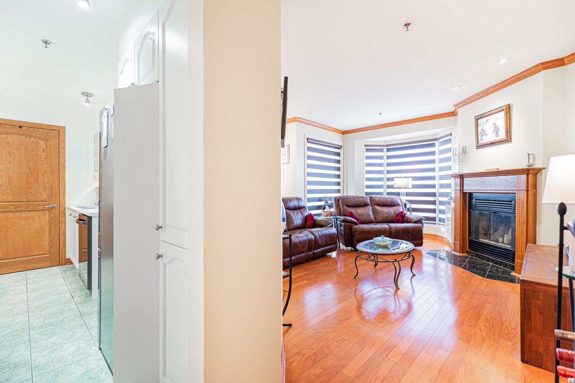 









9240


Rue Riverin

, 403,
Brossard,




QC
J4X2T8

