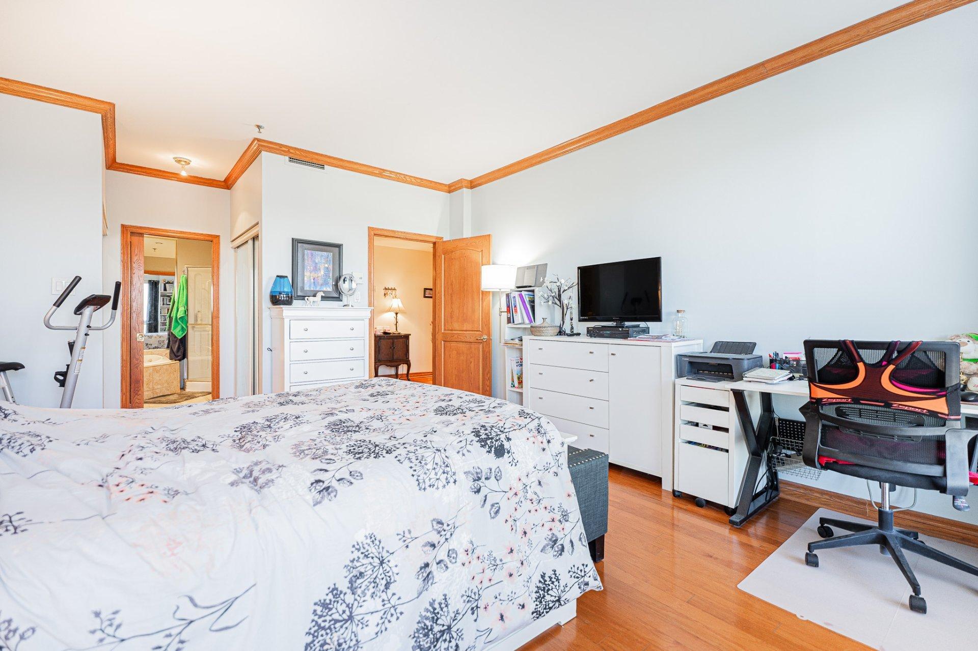 









9240


Rue Riverin

, 403,
Brossard,




QC
J4X2T8

