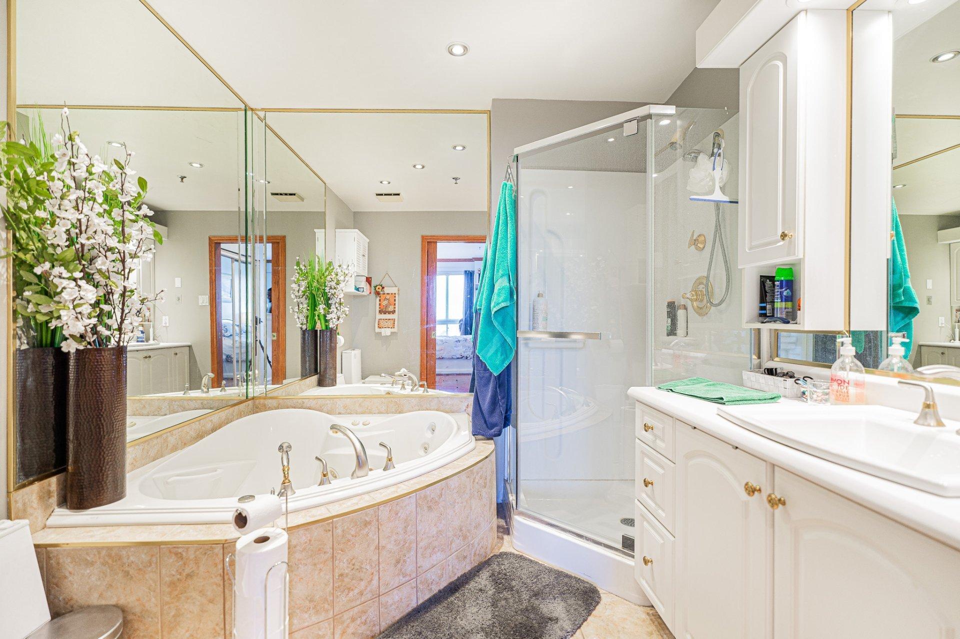 









9240


Rue Riverin

, 403,
Brossard,




QC
J4X2T8

