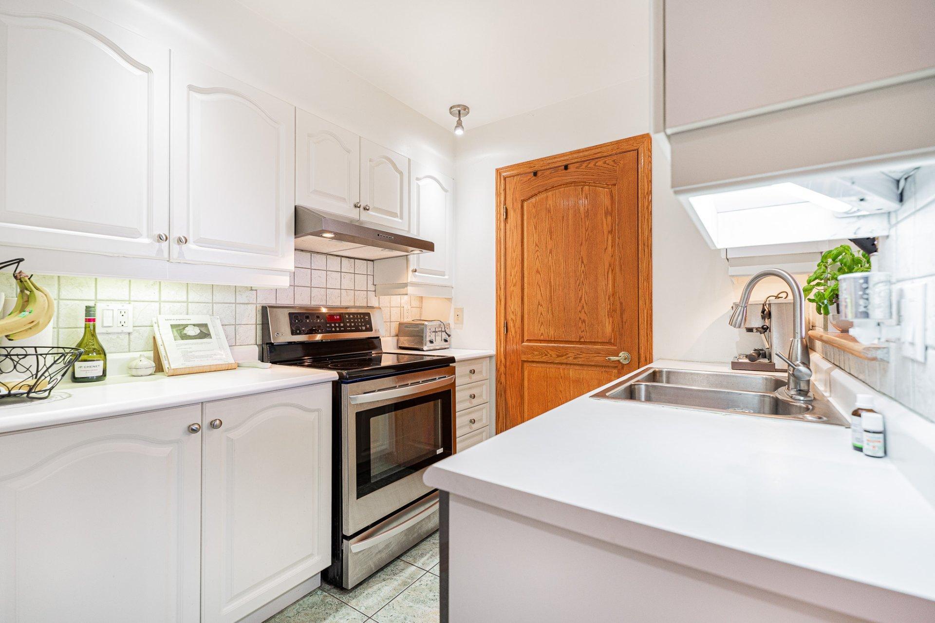 









9240


Rue Riverin

, 403,
Brossard,




QC
J4X2T8

