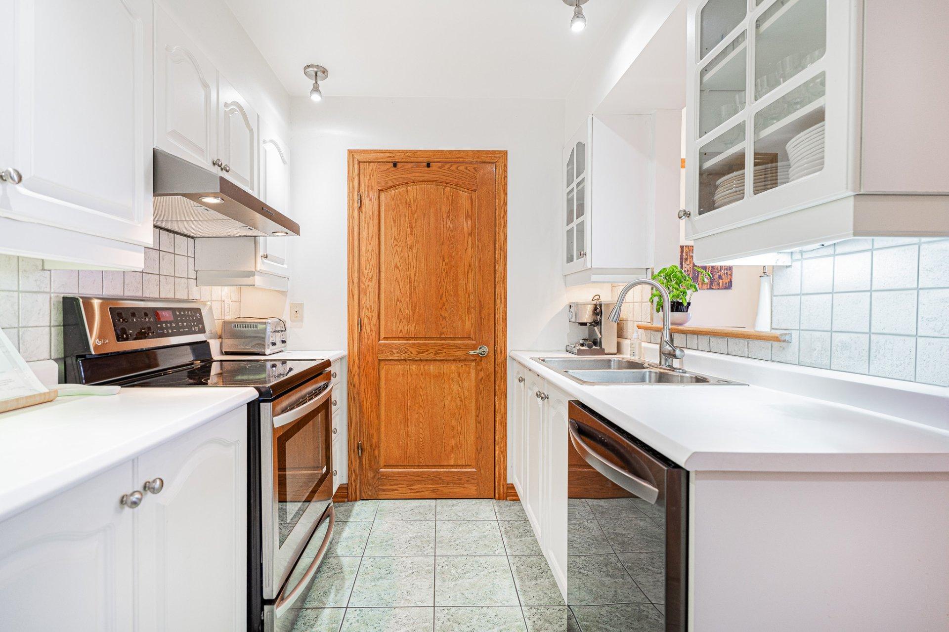 









9240


Rue Riverin

, 403,
Brossard,




QC
J4X2T8

