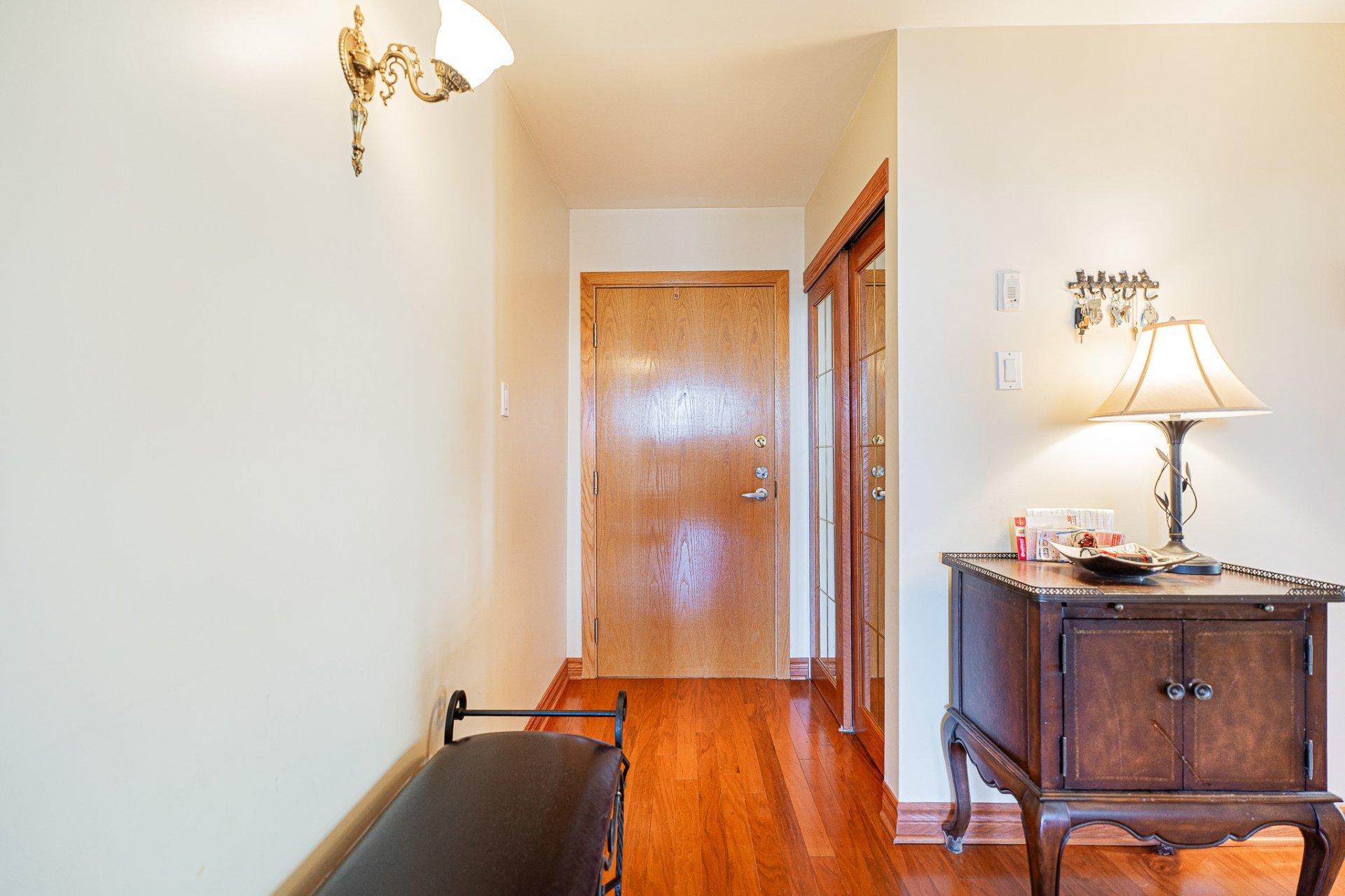









9240


Rue Riverin

, 403,
Brossard,




QC
J4X2T8

