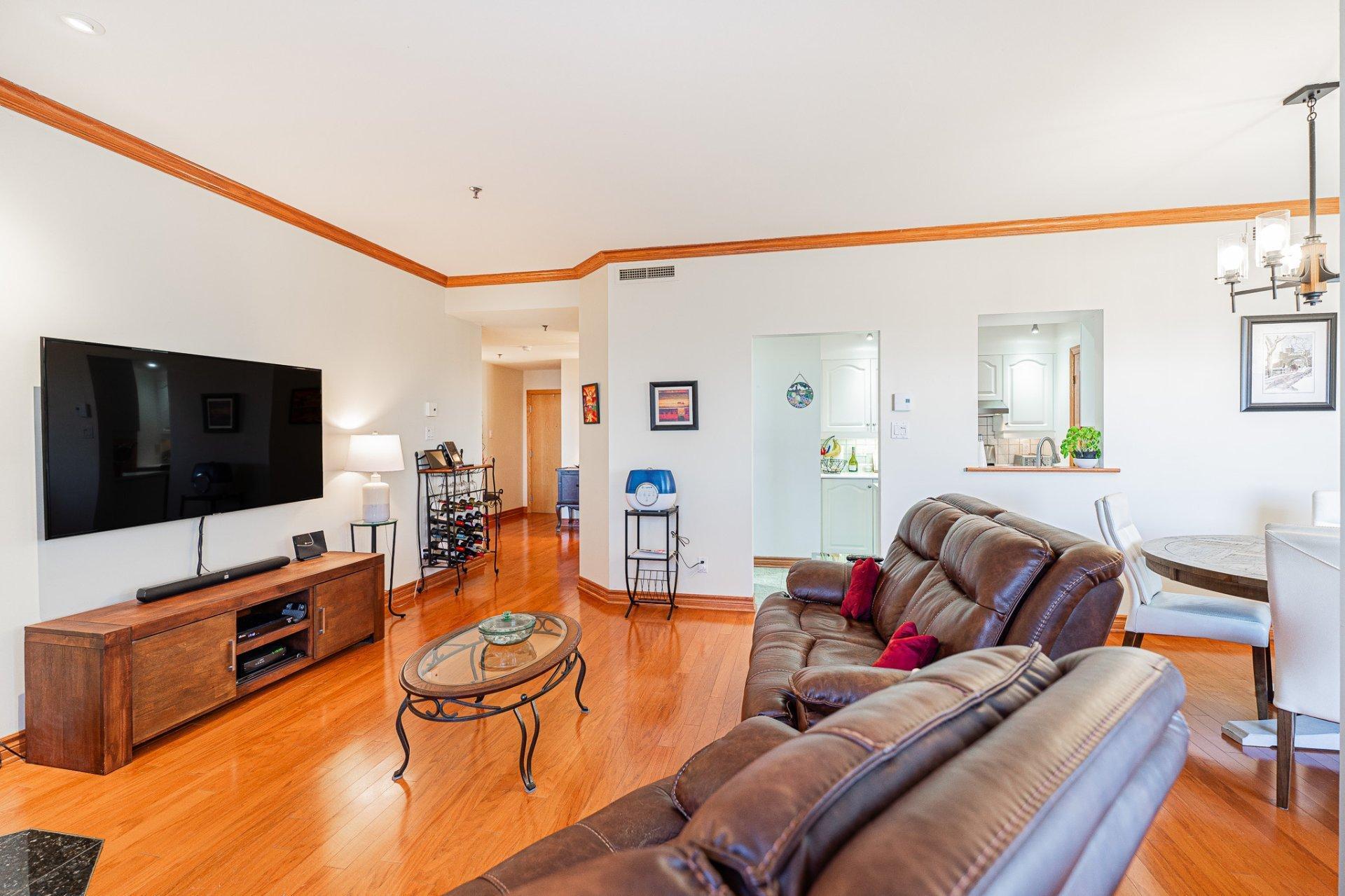 









9240


Rue Riverin

, 403,
Brossard,




QC
J4X2T8

