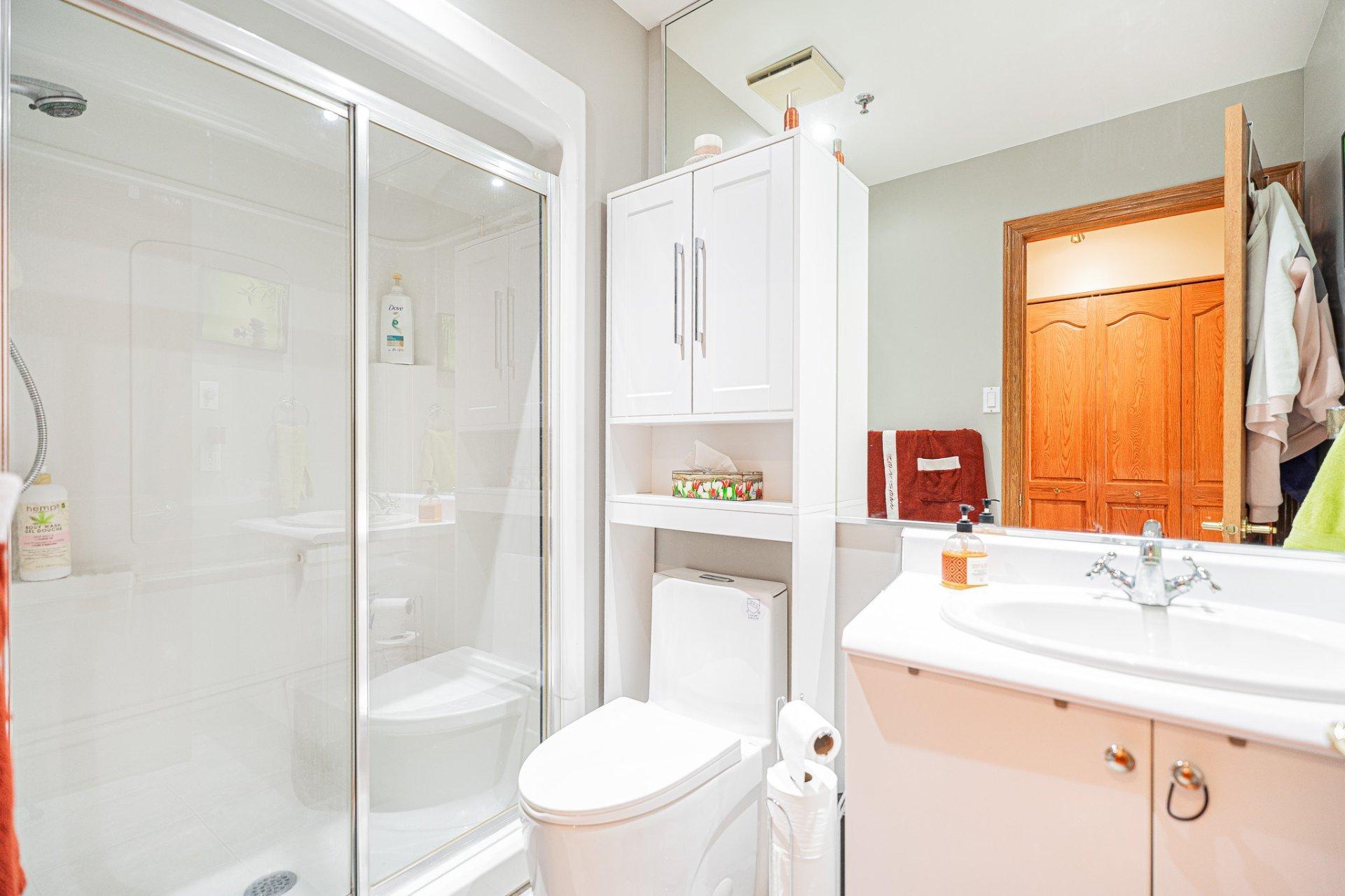 









9240


Rue Riverin

, 403,
Brossard,




QC
J4X2T8

