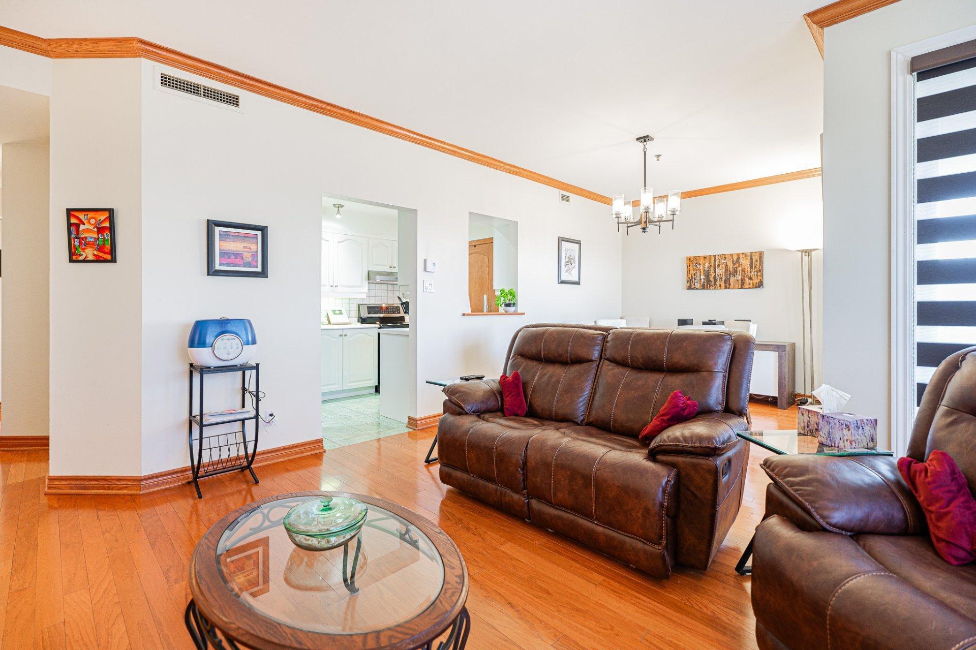 









9240


Rue Riverin

, 403,
Brossard,




QC
J4X2T8

