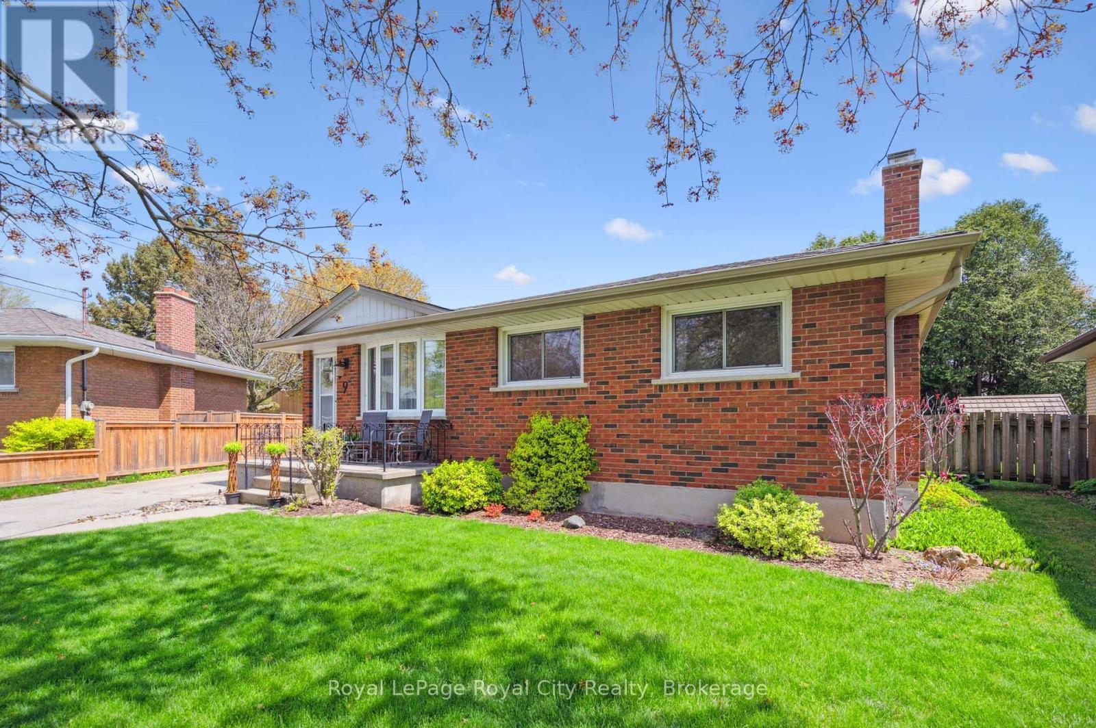 












9 KENWOOD CRESCENT

,
Guelph (Junction/Onward Willow),




Ontario
N1H6E4

