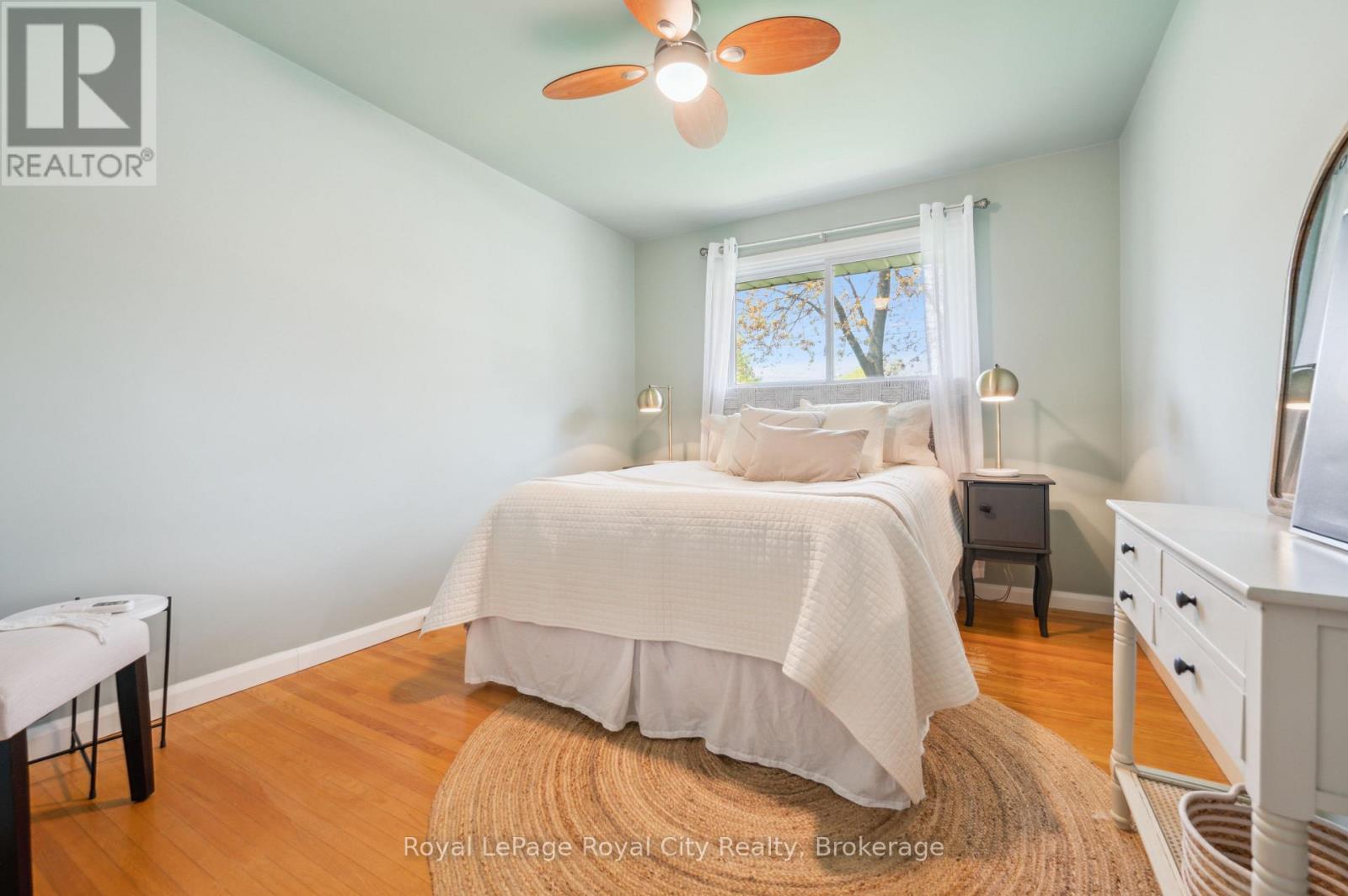 












9 KENWOOD CRESCENT

,
Guelph (Junction/Onward Willow),




Ontario
N1H6E4

