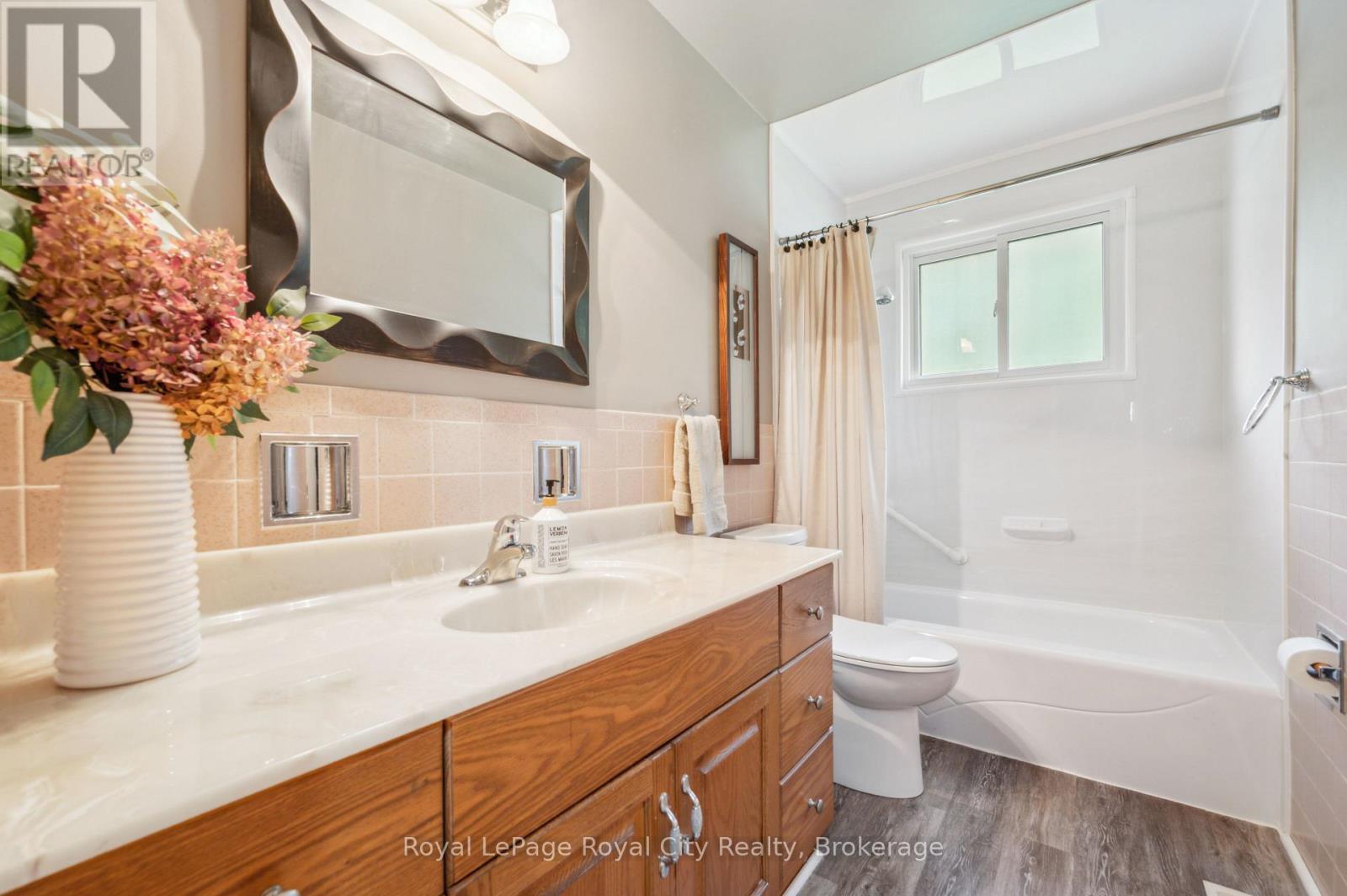 












9 KENWOOD CRESCENT

,
Guelph (Junction/Onward Willow),




Ontario
N1H6E4

