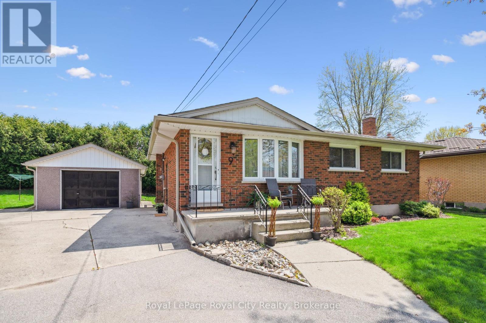 












9 KENWOOD CRESCENT

,
Guelph (Junction/Onward Willow),




Ontario
N1H6E4

