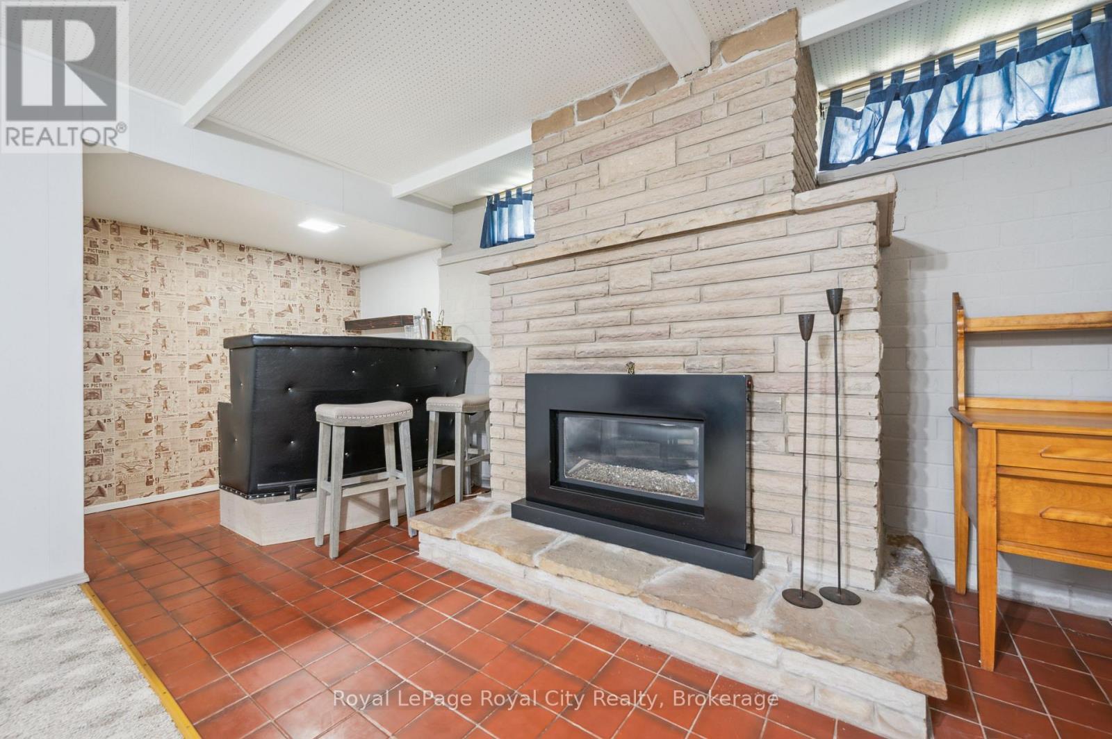 












9 KENWOOD CRESCENT

,
Guelph (Junction/Onward Willow),




Ontario
N1H6E4

