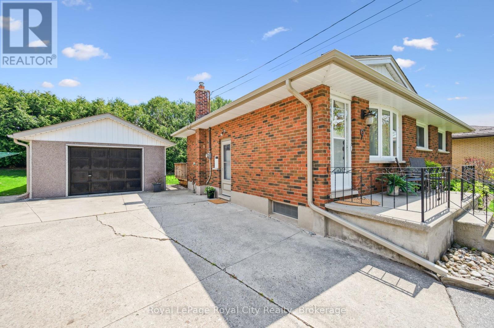 












9 KENWOOD CRESCENT

,
Guelph (Junction/Onward Willow),




Ontario
N1H6E4

