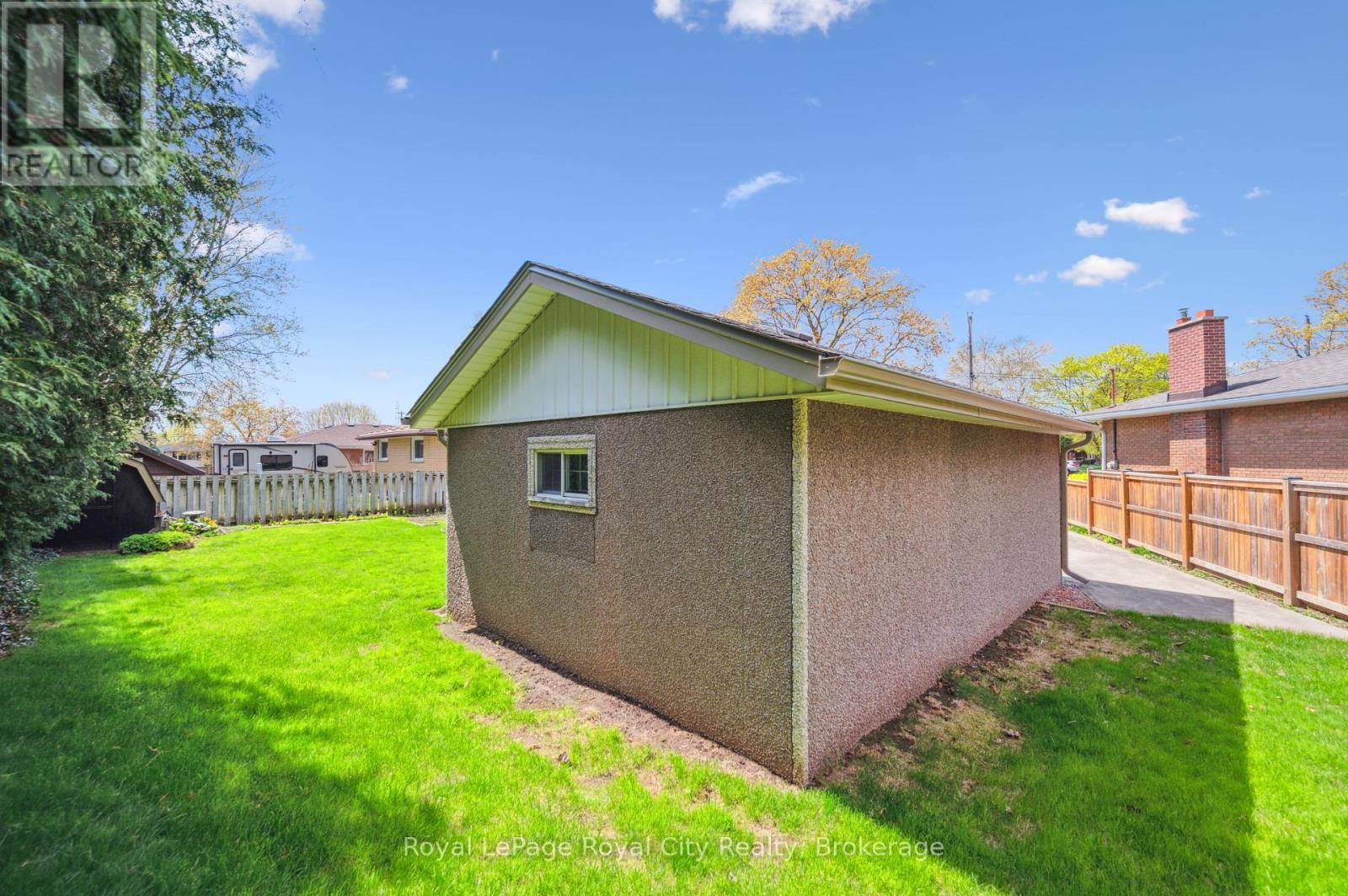 












9 KENWOOD CRESCENT

,
Guelph (Junction/Onward Willow),




Ontario
N1H6E4


