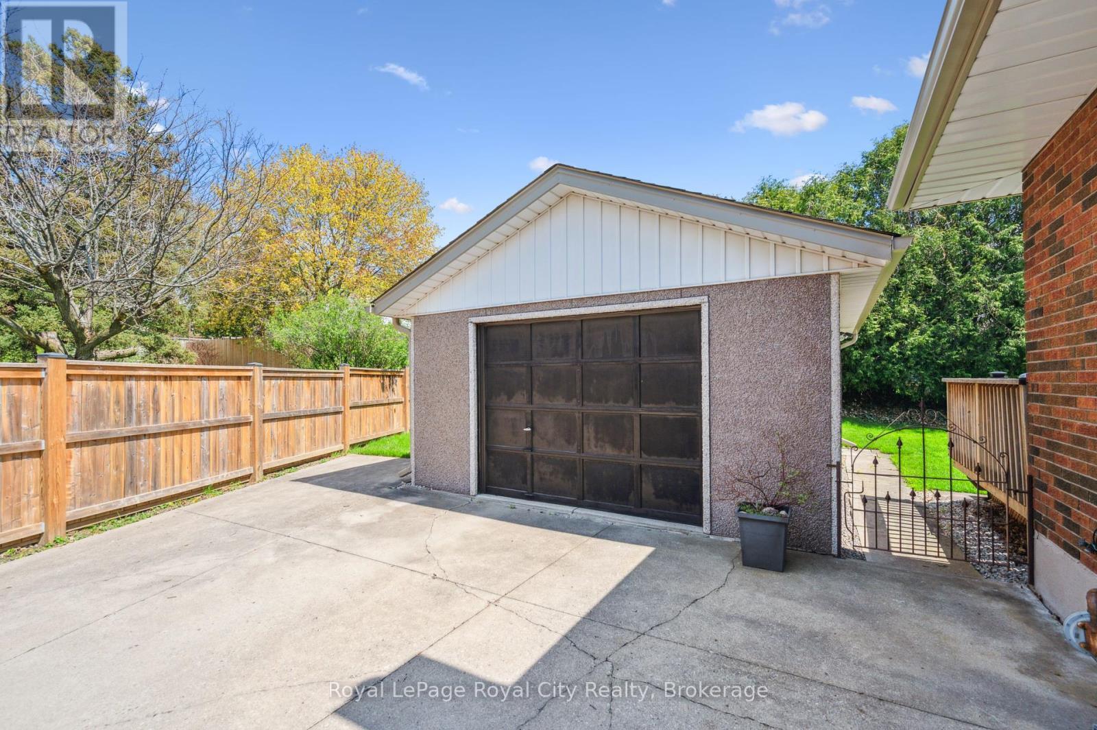 












9 KENWOOD CRESCENT

,
Guelph (Junction/Onward Willow),




Ontario
N1H6E4

