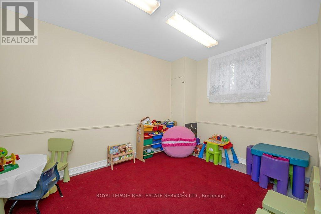 












8 ROBERT STREET

,
Toronto,




Ontario
M5S2K3

