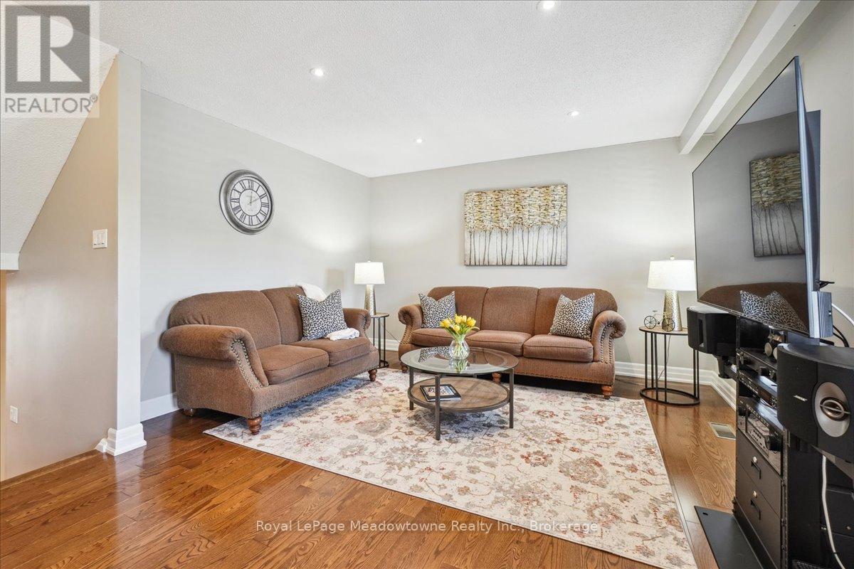












4 - 30 HESLOP ROAD

,
Milton (OM Old Milton),




Ontario
L9T1B3

