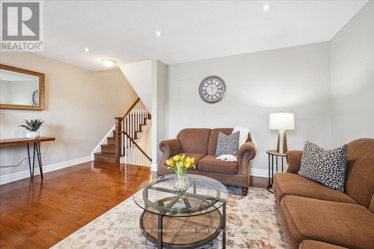 












4 - 30 HESLOP ROAD

,
Milton (OM Old Milton),




Ontario
L9T1B3

