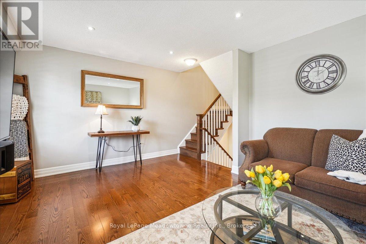 












4 - 30 HESLOP ROAD

,
Milton (OM Old Milton),




Ontario
L9T1B3

