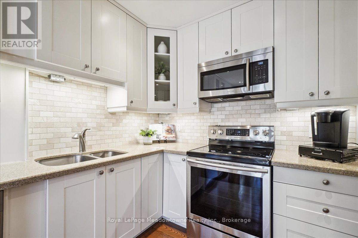 












4 - 30 HESLOP ROAD

,
Milton (OM Old Milton),




Ontario
L9T1B3


