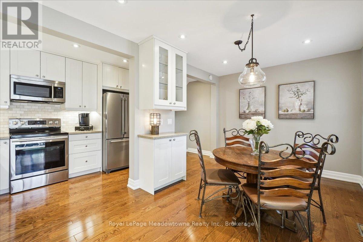 












4 - 30 HESLOP ROAD

,
Milton (OM Old Milton),




Ontario
L9T1B3

