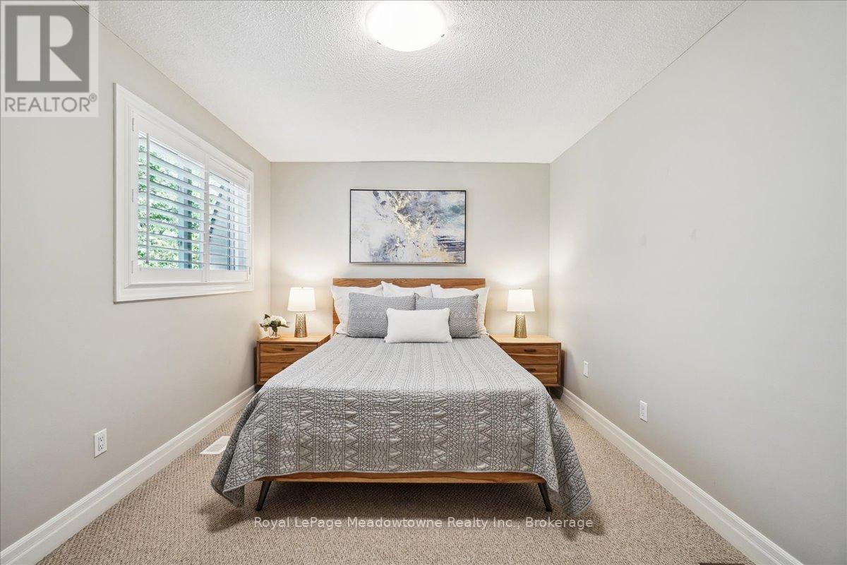 












4 - 30 HESLOP ROAD

,
Milton (OM Old Milton),




Ontario
L9T1B3

