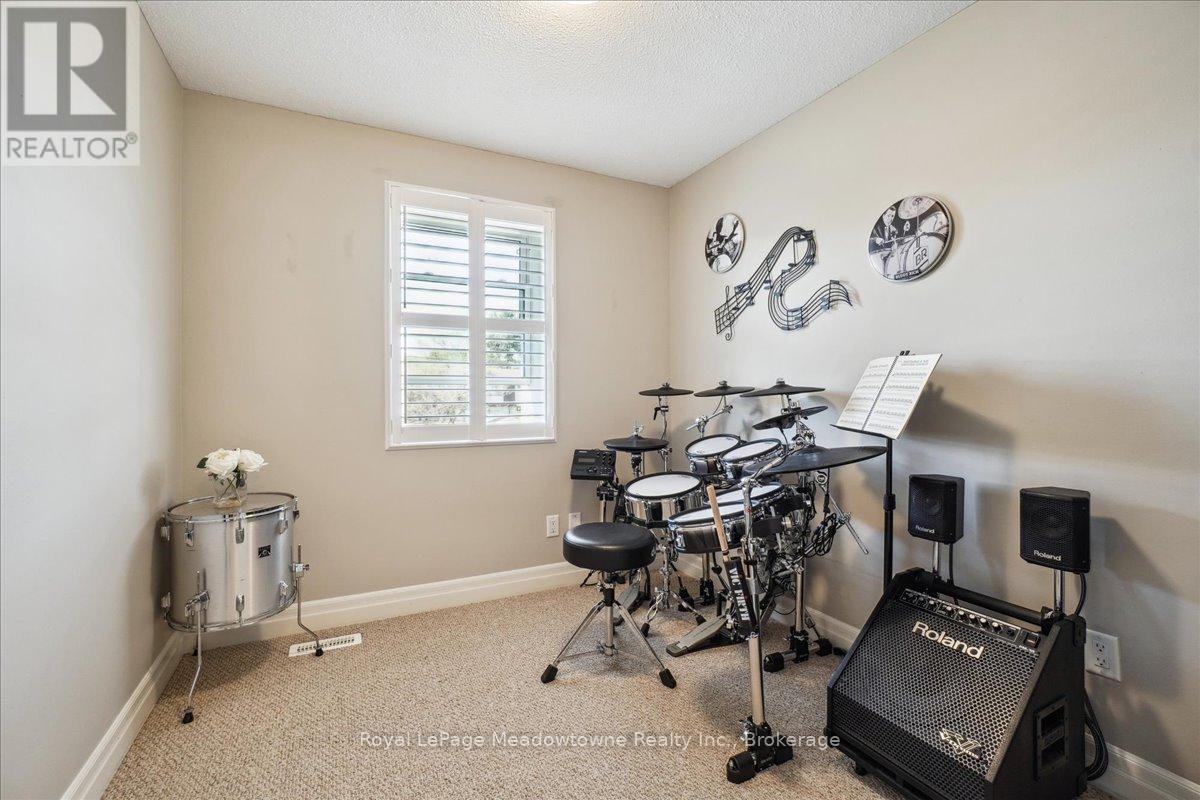 












4 - 30 HESLOP ROAD

,
Milton (OM Old Milton),




Ontario
L9T1B3

