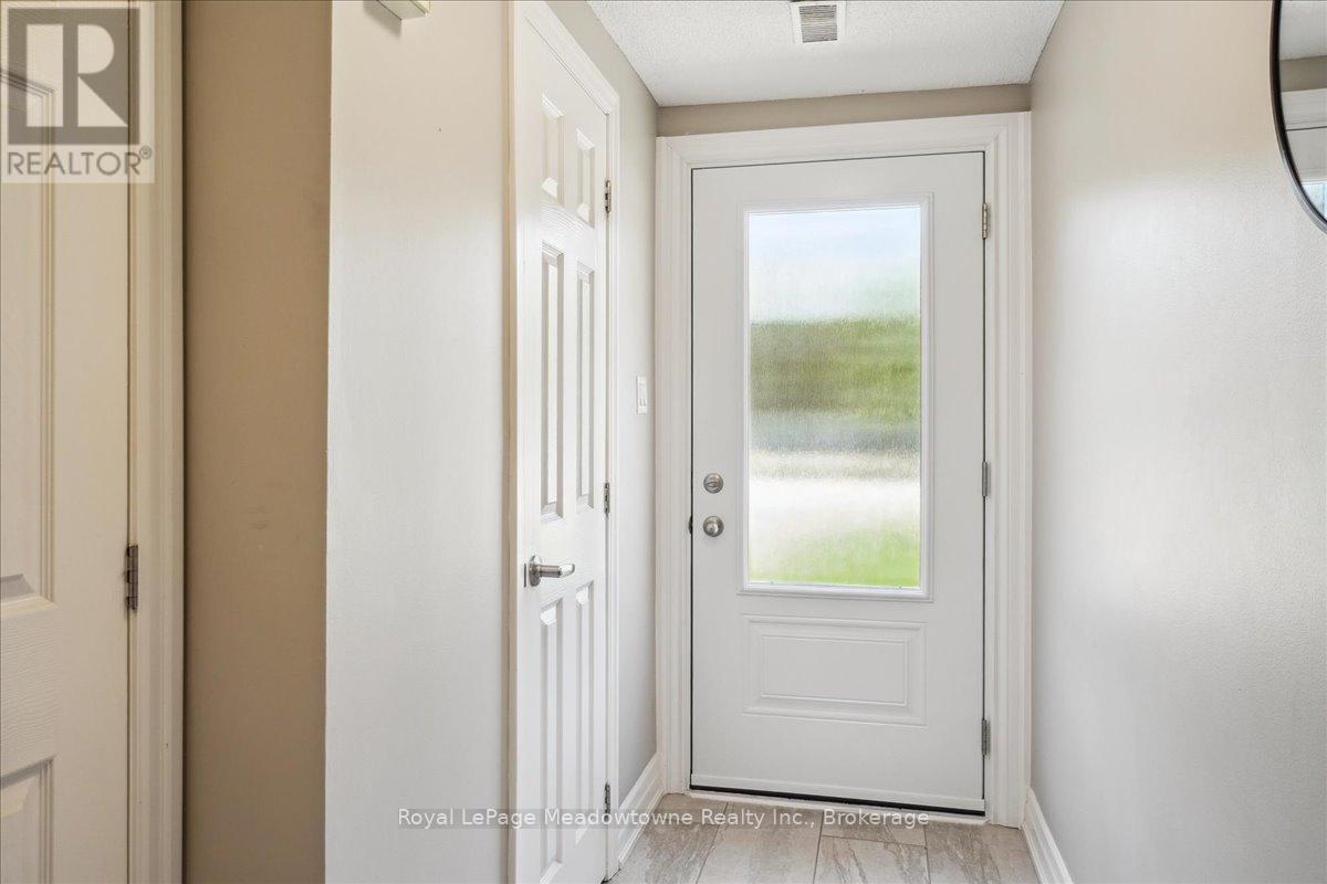 












4 - 30 HESLOP ROAD

,
Milton (OM Old Milton),




Ontario
L9T1B3

