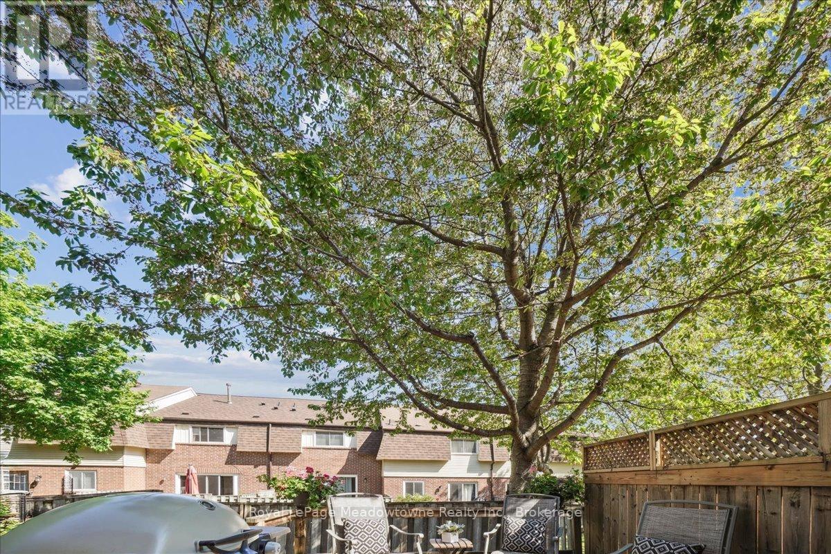 












4 - 30 HESLOP ROAD

,
Milton (OM Old Milton),




Ontario
L9T1B3

